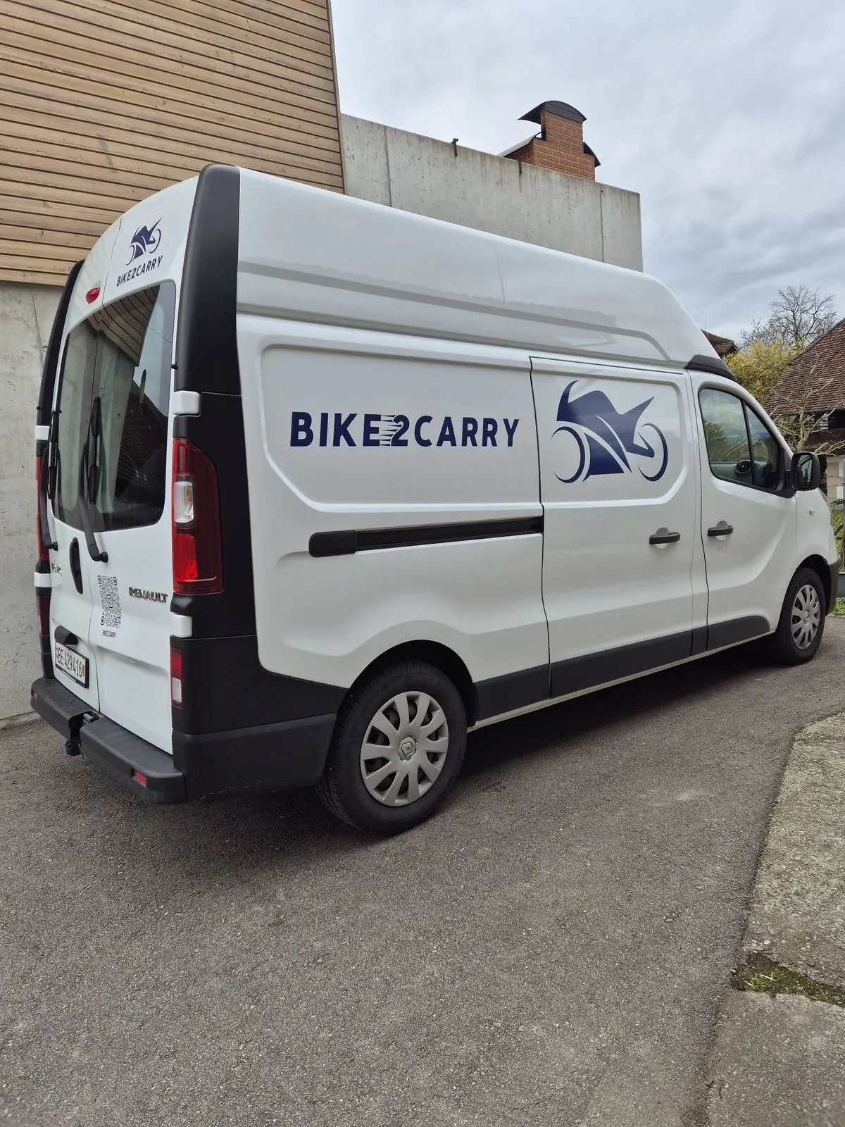 Weisser Bike2Carry-Transporter mit Logo, Ansicht von hinten