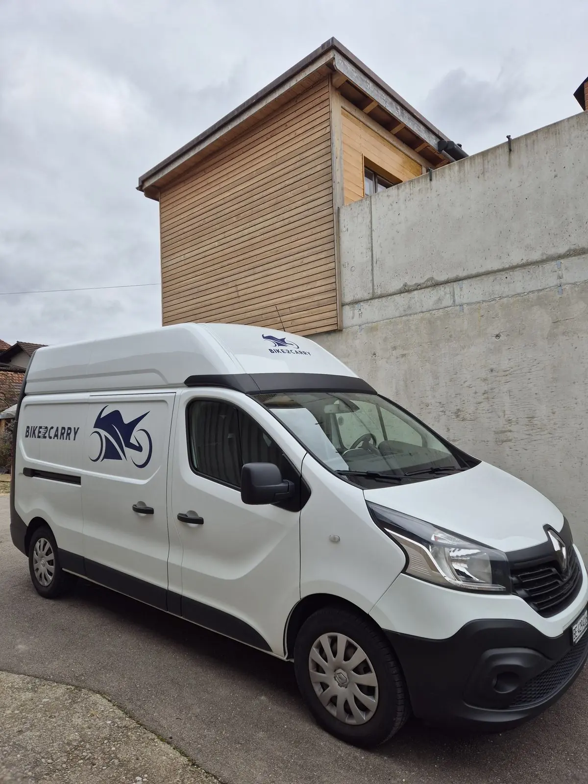 Weisser Bike2Carry-Transporter Renault Trafic mit Hochdach, Seitenansicht